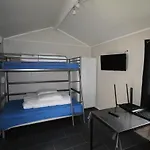 布拉特兰露营地旅馆 *